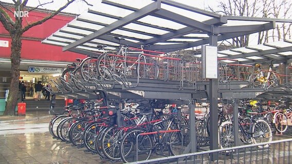 Fahrräder hängen an einer Bike&Ride Station am Bahnhof Ohlsdorf © NDR 