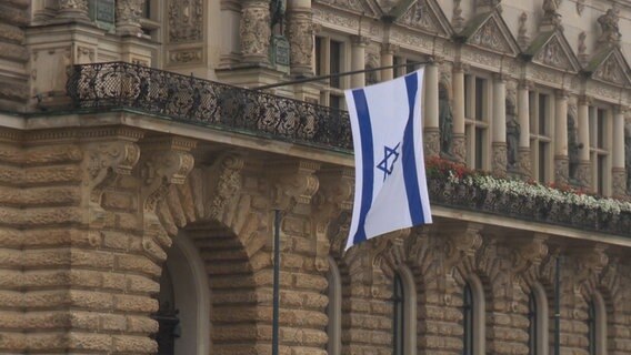 Die israelische Flagge weht am Hamburger Rathaus. © NDR 