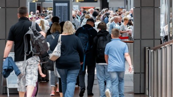 At the beginning of the May holidays in Hamburg, queues form at the airport in front of check-in counters and security controls.  © Image Alliance / dpa Photo: Markus Scholz