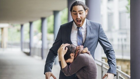 Ein Mann im Businessanzug schreit eine Frau an. © IMAGO / Westend61 Foto: Westend61