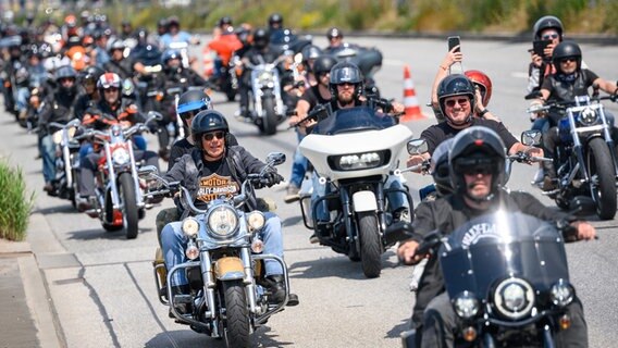 Teilnehmerinnen und Teilnehmer der Parade fahren auf ihren Motorrädern über die Elbbrücken. © picture alliance/dpa | Jonas Walzberg Foto: Jonas Walzberg