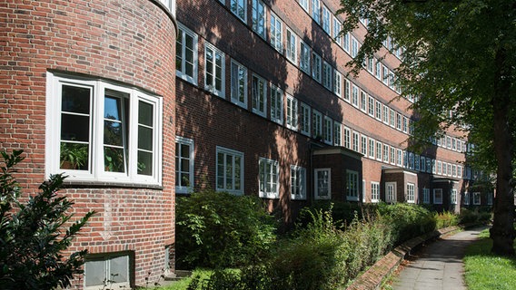 Ein Wohnhaus mit roten Klinkern in der Hamburger Wohnsiedlung Jarrestadt. © picture alliance Foto: Wolfgang Cezanne