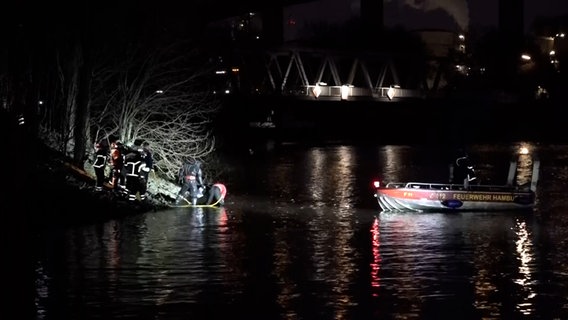 Einsatzkräfte der Feuerwehr bergen Leiche aus der Elbe © Nonstop News 