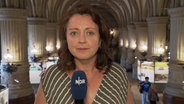 Reporterin Frauke Reinig nach der Landespressekonferenz im Hamburger Rathaus © NDR Screenshot Foto: NDR Screenshot