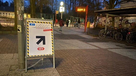 Ein Schild "Schienenersatzverkehr" steht an Haltestelle U1 Ohlsdorf in Hamburg © NDR Foto: Anna Rüter