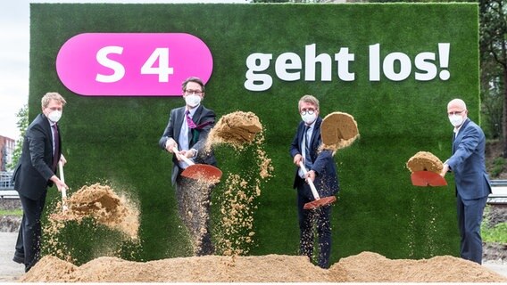 Spatenstich der neuen S-Bahnlinie S4 Ministerpräsident Schleswig-Holstein Daniel Günther (CDU), Bundesverkehrsminister Andreas Scheuer (CSU), DB-Infrastrukturvorstand Ronald Pofalla, Hamburgs Erster Bürgermeister Peter Tschentscher (SPD) © picture alliance/dpa Foto: Markus Scholz