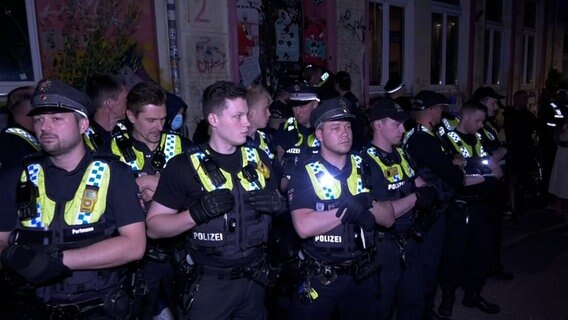 Polizisten stehen in einer Reihe vor der Volksküche in der Hafenstraße auf St. Pauli © TV News Kontor 