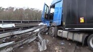 Ein LKW steht quer auf der Autobahn 7 nachdem er in eine Leitplanke gefahren ist. © Nonstop News 