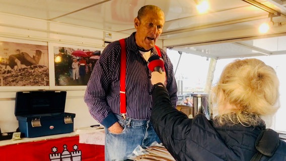 Hafenkonzert-Reporterin Kerstin von Stürmer im Gespräch mit Dieter Bruhn alias "Aale-Dieter" auf dem Hamburger Fischmarkt. Hafenkonzert-Reporterin Kerstin von Stürmer im Gespräch mit Dieter Bruhn alias "Aale-Dieter" auf dem Hamburger Fischmarkt. © NDR - Jan Wulf Foto: NDR - Jan Wulf