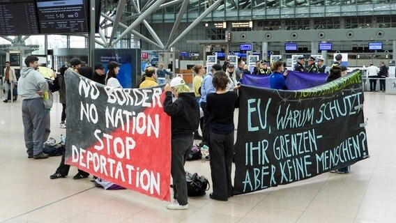 Demonstrierende protestieren gegen eine Sammelabschiebung am Hamburger Flughafen. © picture alliance / ABB 
