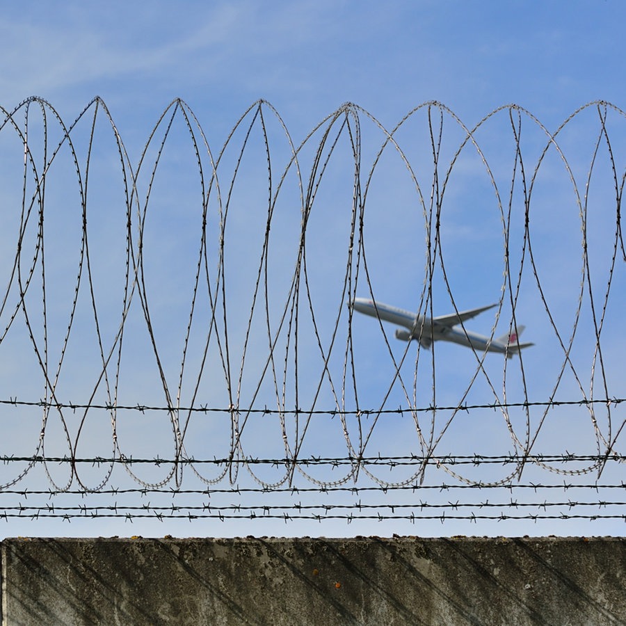 Symbolfoto zum Thema Abschiebung, Abschiebefluege (Abschiebeflüge), ein Flugzeug startet auf dem Flughafen © picture alliance / Daniel Kubirski | Daniel Kubirski 