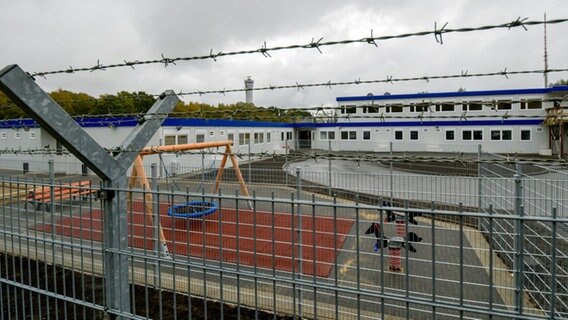 Das Gelände der Abschiebe-Einrichtung am Hamburger Flughafen. © picture alliance / dpa Foto: Axel Heimken