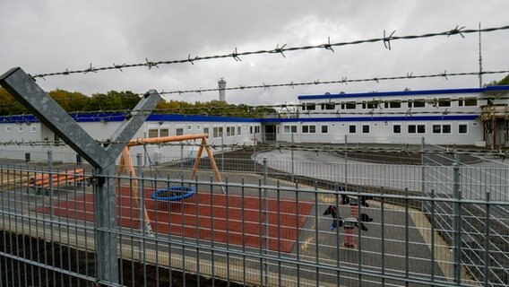 Das Gelände der Abschiebe-Einrichtung am Hamburger Flughafen. © picture alliance / dpa Foto: Axel Heimken