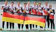 Der deutsche Ruder-Achter gewinnt die Silber·medaille bei den Olympischen Spielen in Tokio. © picture alliance / dpa Foto: Jan Woitas