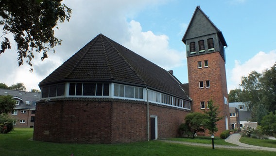 Die Adventskirche in Hamburg-Schnelsen  Foto: Marc-Oliver Rehrmann