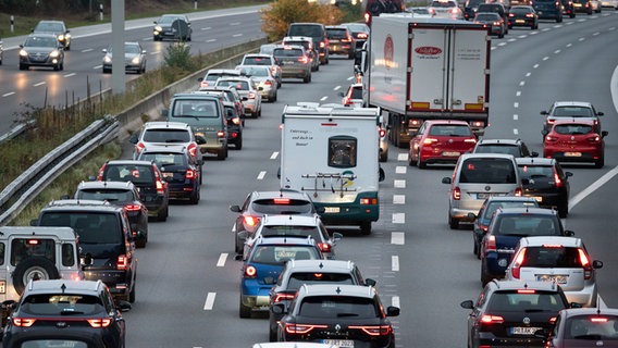 Dozens of cars, RVs and trucks are stuck in traffic on Autobahn 1.  (Archive photo) © picture alliance/dpa Photo: Jonas Walzberg