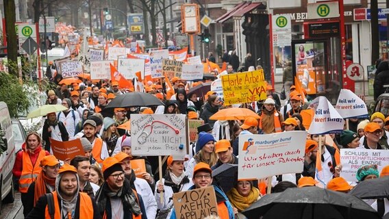 Uczestnicy strajku ostrzegawczego ze związku zawodowego Marburger Bund zmierzają w kierunku Gänsemarkt podczas demonstracji.  © Image Alliance/dpa Zdjęcie: Christian Karisius