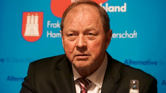 Der Hamburger AfD-Chef Dirk Nockemann sitzt bei einer Veranstaltung seiner Partei im Rathaus. (Archivfoto) © IMAGO / BREUEL-BILD 