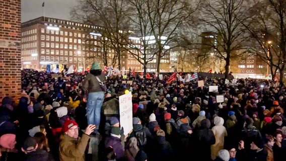 Protestierende vor der AfD-Zentrale in Hamburg. © NDR Foto: Kai Salander