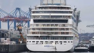 Das Kreuzfahrtschiff "AIDAbella" ist in Hamburg gegen eine Kaimauer gefahren und wurde dabei beschädigt. © picture alliance/dpa/TNN | Steven Hutchings Foto: Steven Hutchings