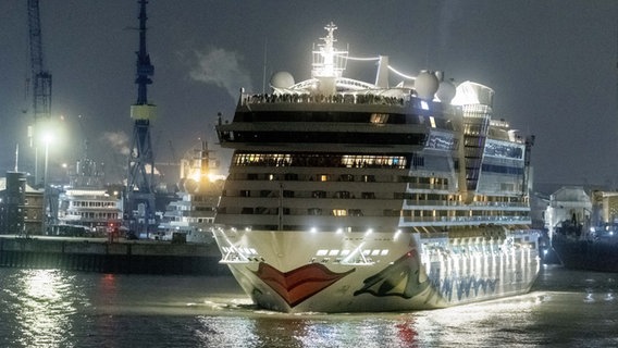 Das Kreuzfahrtschiff "AIDAbella" bricht in Hamburg verspätet zu einer Karibik-Kreuzfahrt auf, nachdem es eine Kaimauer gerammt hatte und repariert werden musste. © picture alliance / dpa Foto: Markus Scholz