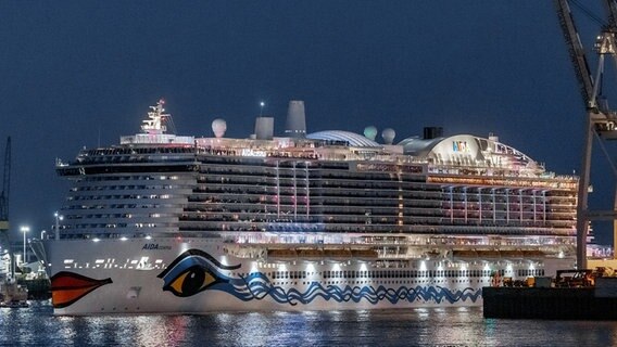 Das Kreuzfahrtschiff "AIDAcosma" verlässt den Hamburger Hafen zu seiner Jungfernfahrt. © picture alliance/dpa Foto: Markus Scholz