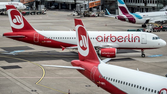 Flugzeuge von Air Berlin stehen auf einem Flughafen. © dpa Foto: Federico Gambarini