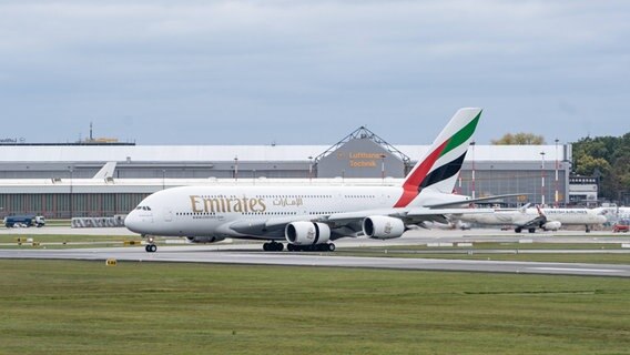 Ein Airbus A380 steht auf dem Rollfeld des Hamburger Flughafens. © Imago Foto: Chris Emil Janßen