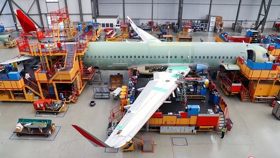 Airbus-Beschäftigte arbeiten im Airbus-Werk in Finkenwerder in der Endmontage für die Airbus A320-Familie. © picture alliance/dpa Foto: Christian Charisius