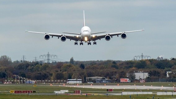 Ein Airbus A380 landet in Hamburg-Finkenwerder. © picture alliance / dpa Foto: Daniel  Reinhardt