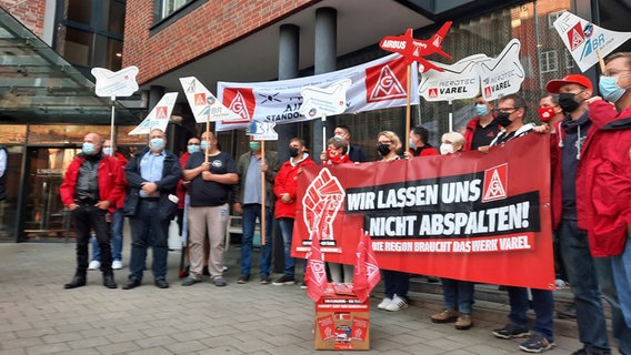 Beschäftigte von Airbus demonstrieren zum Auftakt der Gespräche über den Konzernumbau in Hamburg. © NDR Foto: Dietrich Lehmann