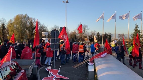 Vor den Werkstoren von Airbus in Hamburg Funkenwerder sind Mitarbeitende in den Streik getreten. © NDR Foto: Karsten Preußner