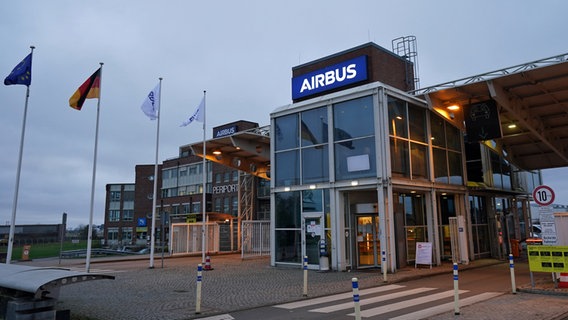 Das Haupttor des Airbus-Werks in Hamburg-Finkenwerder. © picture alliance/dpa Foto: Marcus Brandt