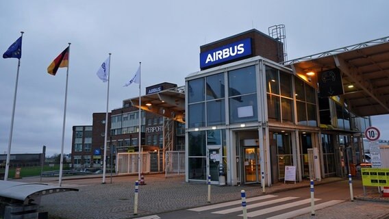 Das Haupttor des Airbus-Werks in Hamburg-Finkenwerder. © picture alliance/dpa Foto: Marcus Brandt