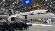 Der Airbus A350 "Konrad Adenauer" wird in Hamburg von der Lufthansa Technik an die Bundeswehr übergeben. © picture alliance / dpa Foto: Kilian Genius