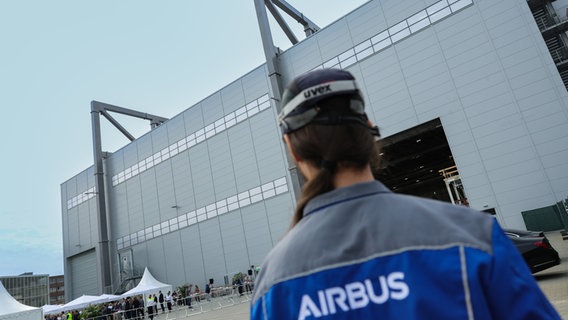 Blick auf die neue Airbus-Produktionshalle für das neue Modell A321XLR in Hamburg Finkenwerder. © picture alliance/dpa Foto: Ulrich Perrey