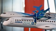 Ein Konzeptmodell eines Zero e Airbusses wird während einer Pressekonferenz zur Unterzeichnung des Kooperationsvertrages "Hydrogen Hub at Airports" zwischen dem Flughafen Hamburg und Airbus gezeigt. © picture alliance / dpa Foto: Ulrich Perrey