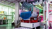 Das erste Rumpfmodul für das Airbus Flugzeug A321XLR fährt nach der Einweihung in die neue Montagelinie. © picture alliance / dpa Foto: Markus Scholz