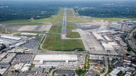 Blick aus der Luft auf den Hamburger Flughafen. © picture-alliance/dpa Foto: Daniel Bockwoldt