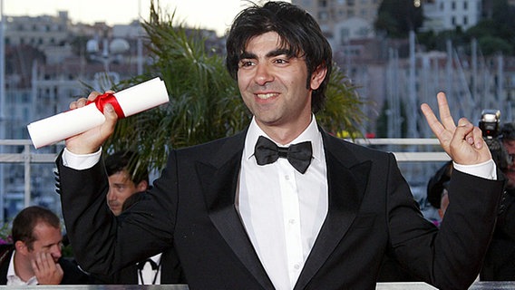 Der Regisseur Fatih Akin mit dem Drehbuchpreis in Cannes. © picture-alliance / dpa Foto: Maxppp