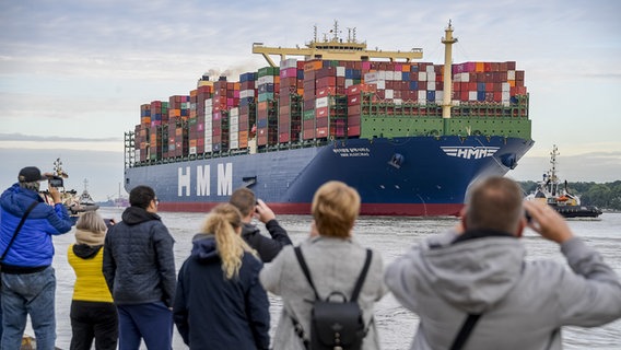 Das weltgrößte Containerschiff „HMM Algeciras“ läuft auf seiner Jungfernfahrt in den Hamburger Hafen ein. © picture alliance/dpa Foto: Axel Heimken