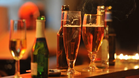 Mit Alkohol gefüllte Gläser stehen auf dem Tresen einer Bar- © picture alliance / Frank May | Frank May Foto: Frank May