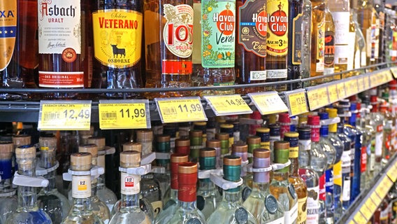 Alkoholflaschen stehen im Regal eines Supermarkts. (Symbolfoto) © IMAGO Foto: Gottfried Czepluch