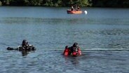 Taucher gehen in einen See. © TVNewsKontor 