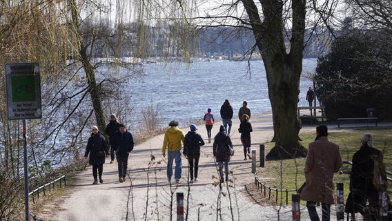 Spaziergänger an der Außenalster in Hamburg. © picture alliance/dpa Foto: Marcus Brandt