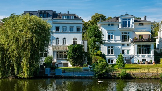 Zwei Villen an der Alster in Hamburg. © picture alliance / Shotshop Foto: K-H Spremberg