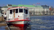 Der Alsterdampfer "Sielbek" liegt am Anleger Jungfernstieg in der Hamburger Innenstadt. © Bildagentur-online/McPhoto-Waldkirch 