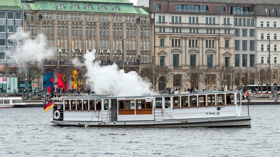 Der Alsterdampfer "St. Georg" fährt über die Binnenalster in Hamburg. © picture alliance / dpa Foto: Daniel Bockwoldt
