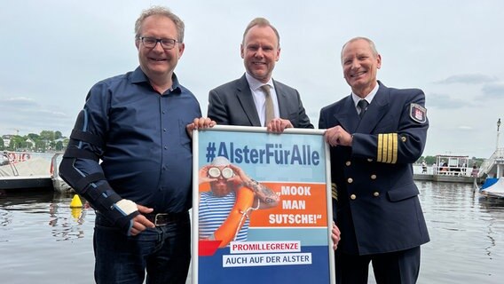 V.l.n.r.: Senator Jens Kerstan (Grüne), Innen- und Sportsenator Andy Grote (SPD) und Leiter der Wasserschutzpolizei, Olaf Frankowski, bei der Kampagnenvorstellung #AlsterFürAlle © NDR Foto: Kai Salander