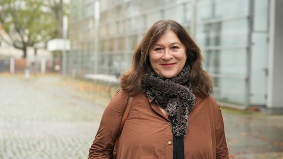 Eva Mattes steht auf dem NDR Gelände am Rothenbaum. © NDR Foto: Frederike Burgdorf